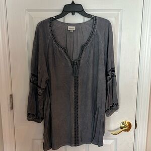 Avenue top size 18/20 like new gray with navy blue stitching